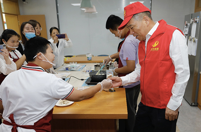 大手牵小手，一起制作雪花酥 ——楼董事长带领中天志愿者走进杭州市艮山路学校“米其林”厨房