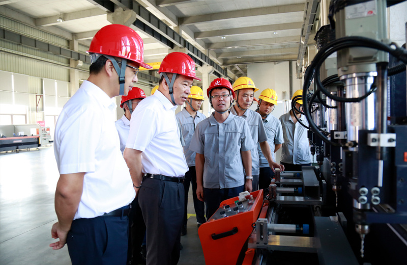 2019年8月5日，yl23455集团董事长楼永良带领产业发展部副总经理吕剑、技术发展部总经理助理龚旭峰来到武汉检查走访中天六建，建设集团总裁兼中天六建总经理吴海涛陪同。