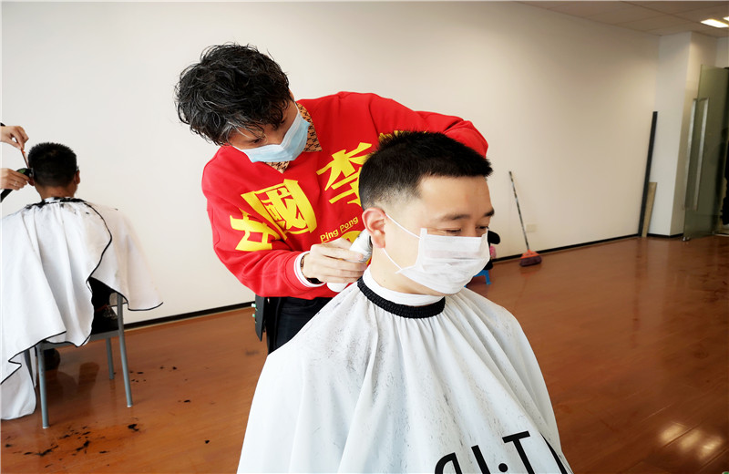 2020年2月21日，由于受疫情影响中天八建特与专业造型公司联系，出资聘请三名优秀的“Tony”老师上门为员工免费理发，暖心之举得到了员工的赞誉。