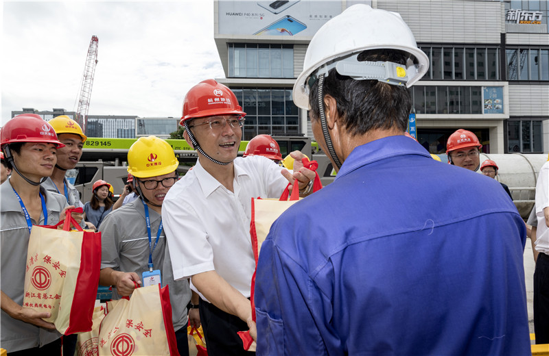 2020年8月6日，浙江省人大常委会副主任、省总工会主席史济锡，省总工会党组书记、副主席张才方一行到中天城轨杭州地铁SG10-6标文三路站高温慰问。