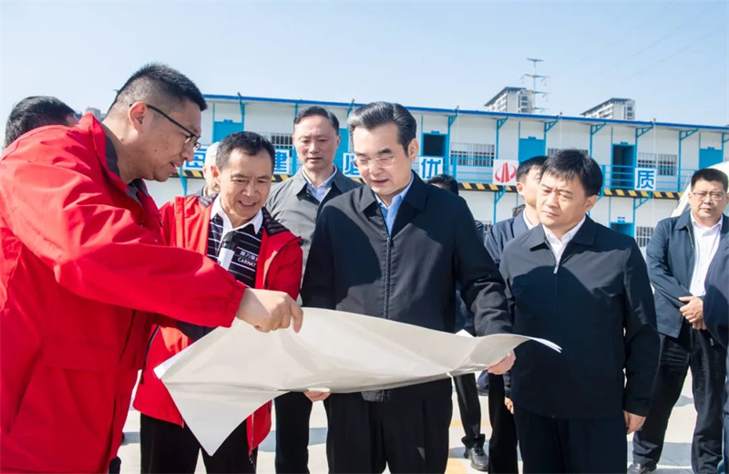 2024年10月30日，淮安市委书记史志军带队视察了中天江苏公司承建的“江苏康乃馨高端织造和智能装备制造一期项目”项目建设情况。