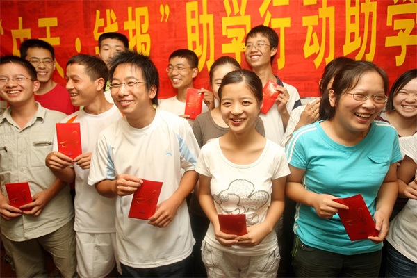 十余年，“中天·钱报”助学持续关爱寒门学子_副本.jpg